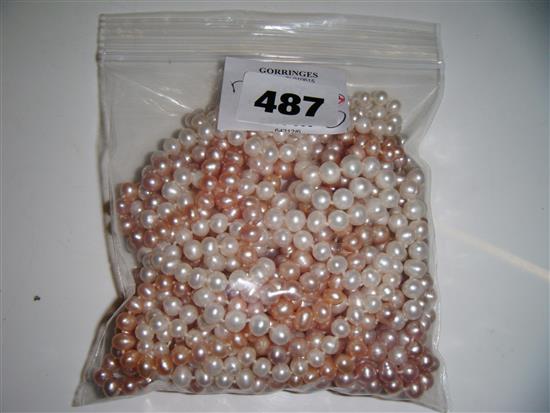 4 cultured pearl necklaces(-)